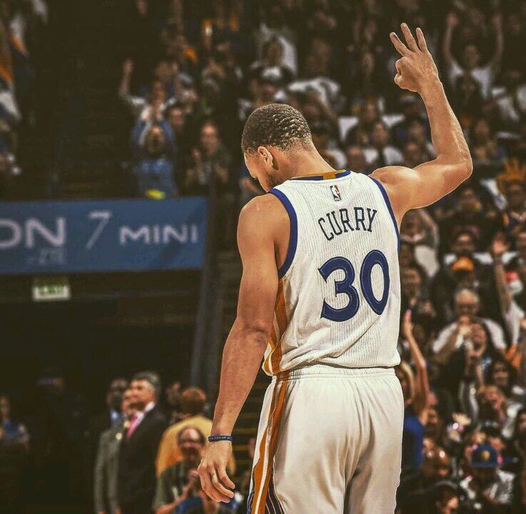 三分绝杀定胜局,布克全能爆发,杰伦格林赛后激动相拥